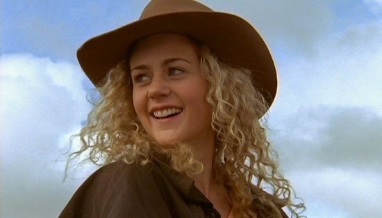 Jodi sorride in un episodio della serie Le Sorelle McLeod
