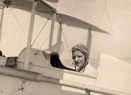 Lotfia El Nadi su un aereo