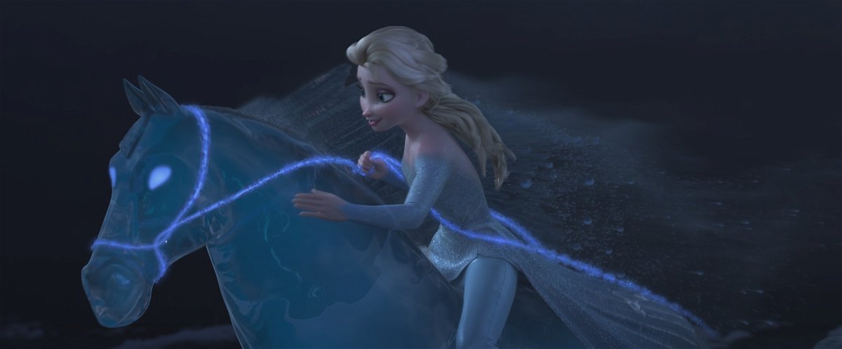 Elsa cavalca il Nokk in una scena di Frozen II