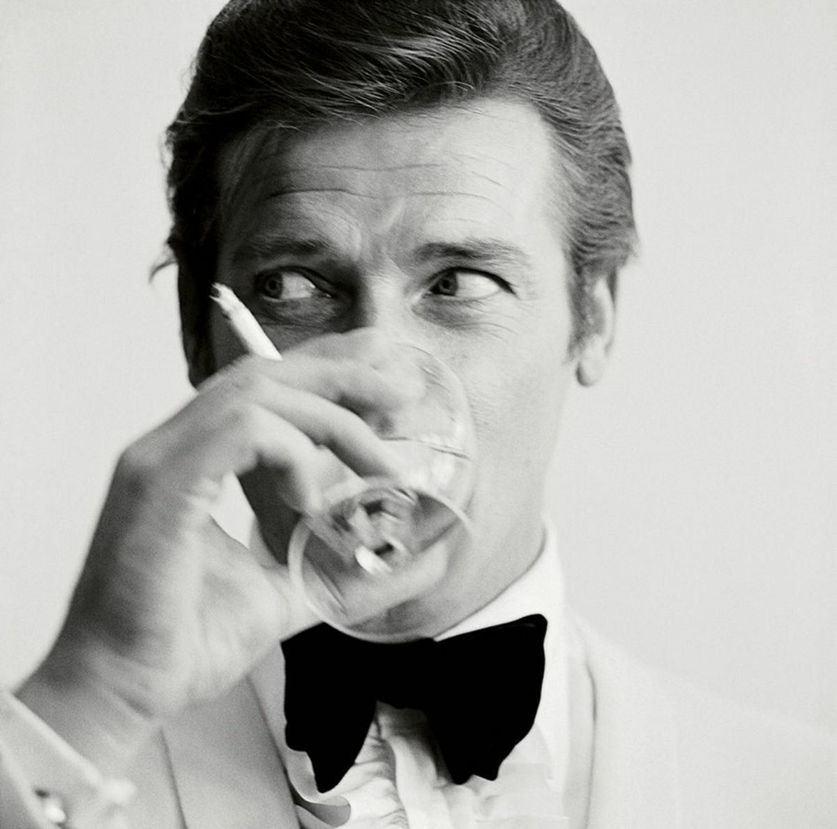 Roger Moore in uno scatto da 007