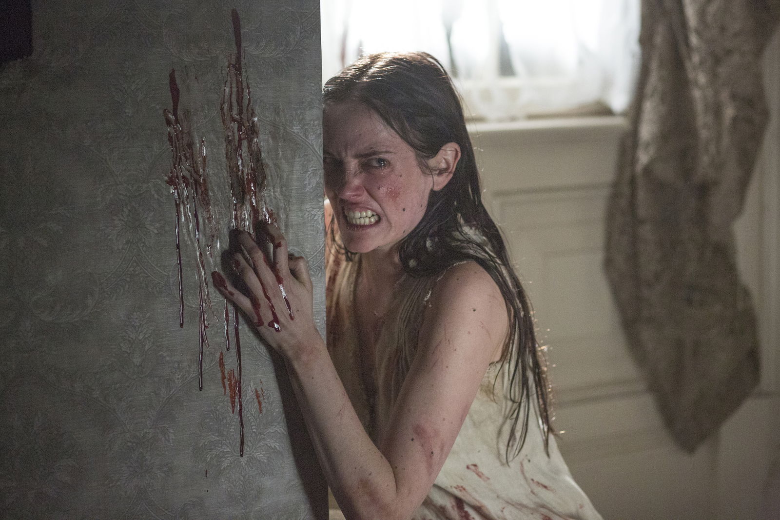 Clicca per vedere l'immagine originale Eva Green è la posseduta Vanessa Ives in Penny Dreadful