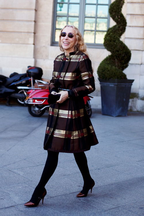 Clicca per vedere l'immagine originale Franca Sozzani con un abito marrone e dorato
