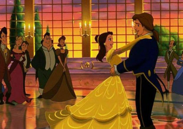 Belle nel film d'animazione La Bella e la Bestia balla con il suo abito giallo