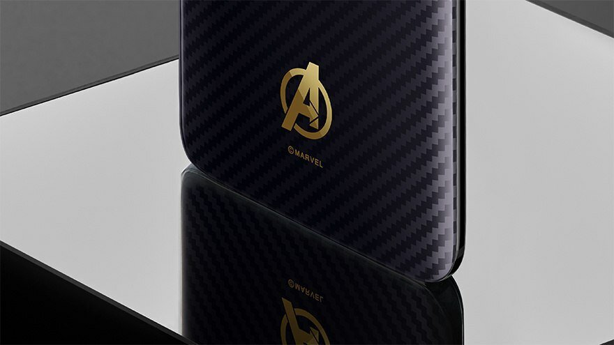 Dettagli della scocca e del logo Avengers sul modello Box set del modello OnePlus 6 - Marvel Avengers Limited Edition