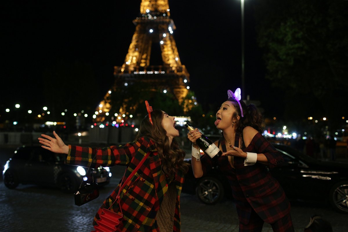 Emily e Mindy ubriache a Parigi