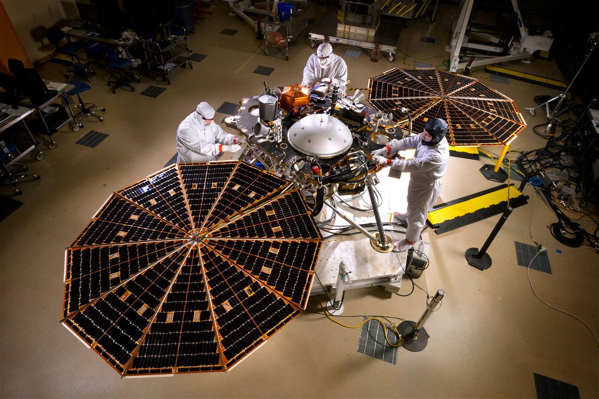 Alcuni addetti ai lavori della NASA si occupano della manutenzione della sonda InSight