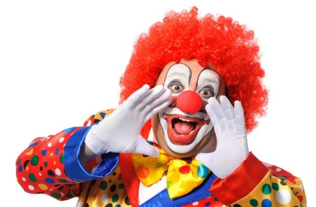 Uomo vestito da clown