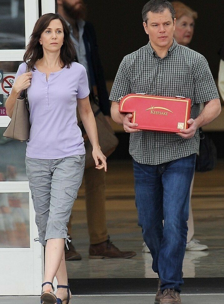 Kristen Wiig e Matt Damon camminano fianco a fianco in Dowsizing