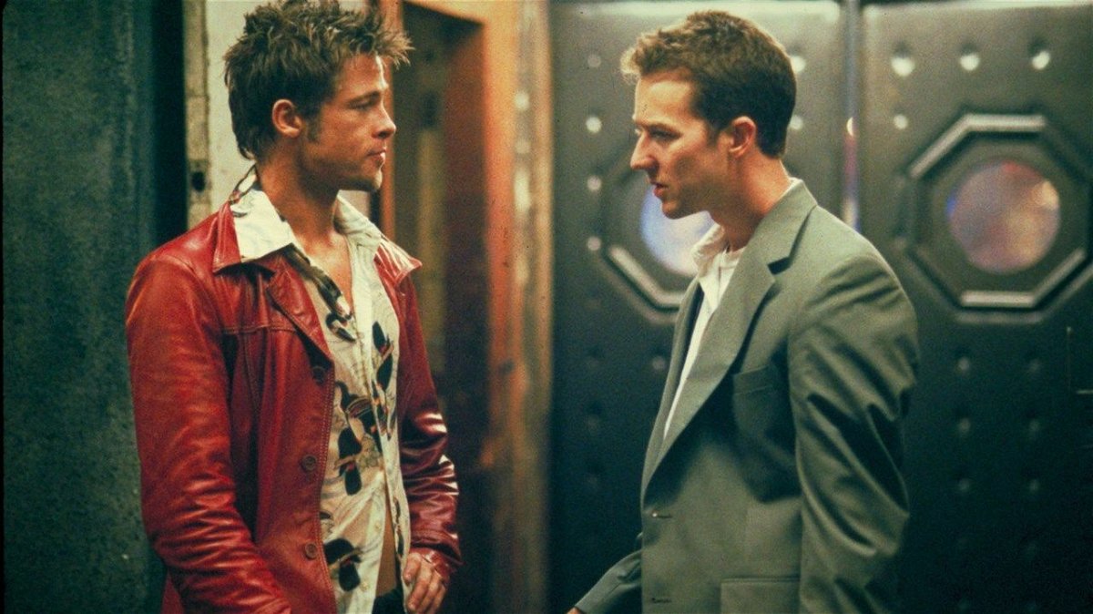 Brad Pitt ed Edward Norton in una scena del film Fight Club diretto da David Fincher.