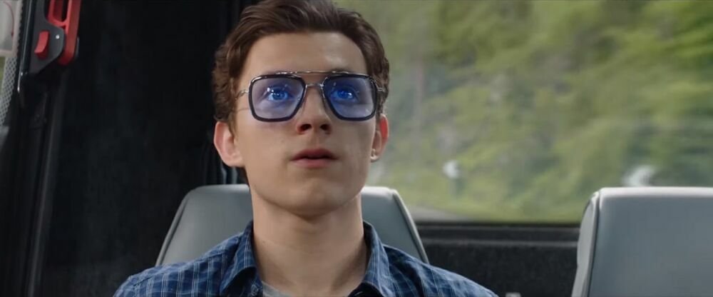 Peter Parker con gli occhiali E.D.I.T.H.
