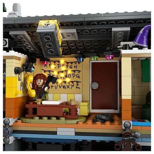La versione LEGO del soggiorno della casa dei Byers di Stranger Things con la parete dell'alfabeto illuminata da un mattoncino speciale