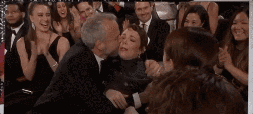 Emma Stone abbraccia Olivia Colman agli Oscar 2019