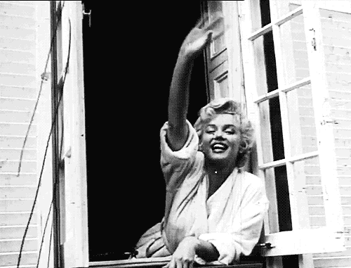 Marilyn Monroe saluta dalla finestra