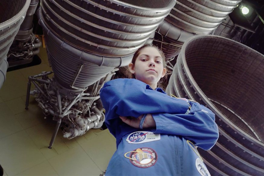 La giovane Alyssa Carson vicino a dei propulsori spaziali