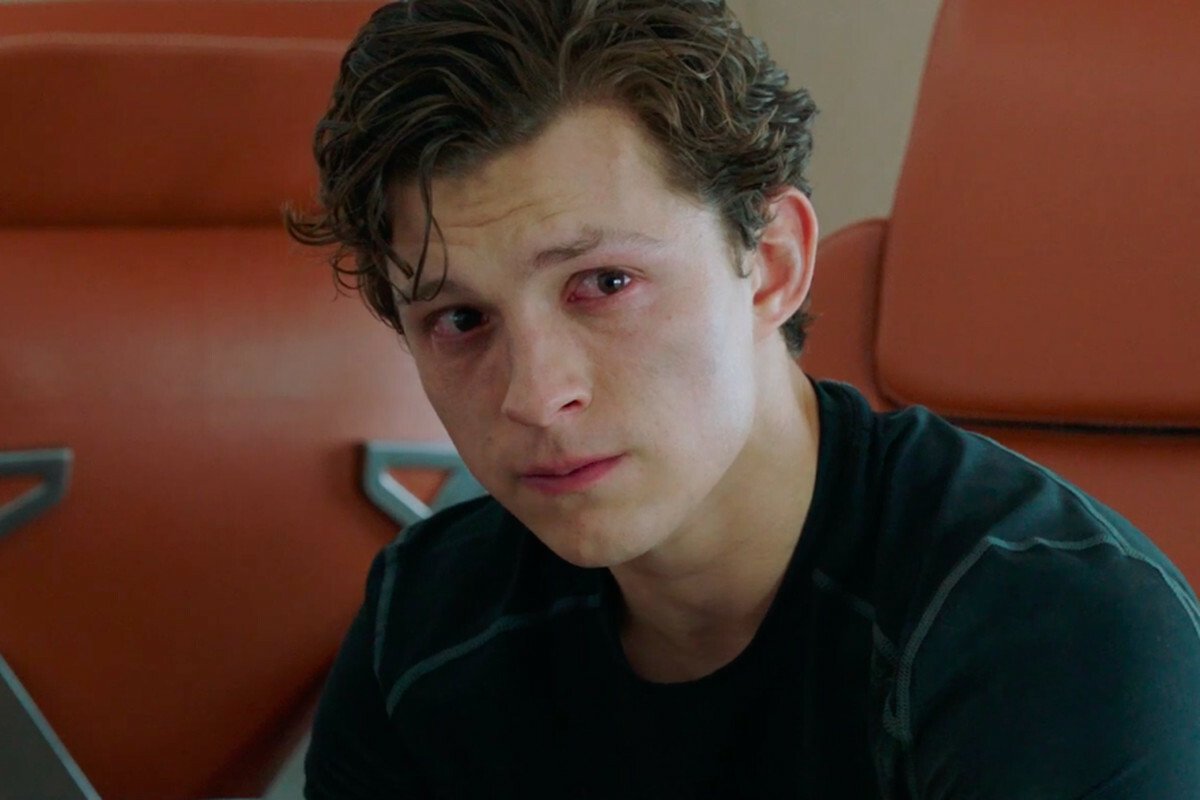Peter Parker (Tom Holland) piange la scomparsa di Tony Stark