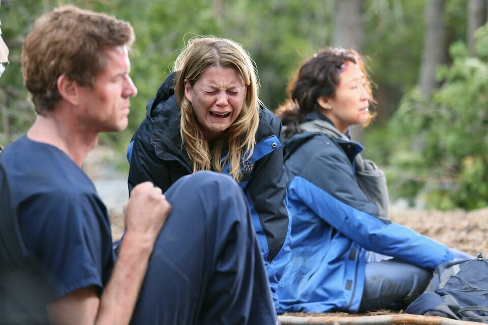 Meredith piange circondata da Mark e Cristina in shock