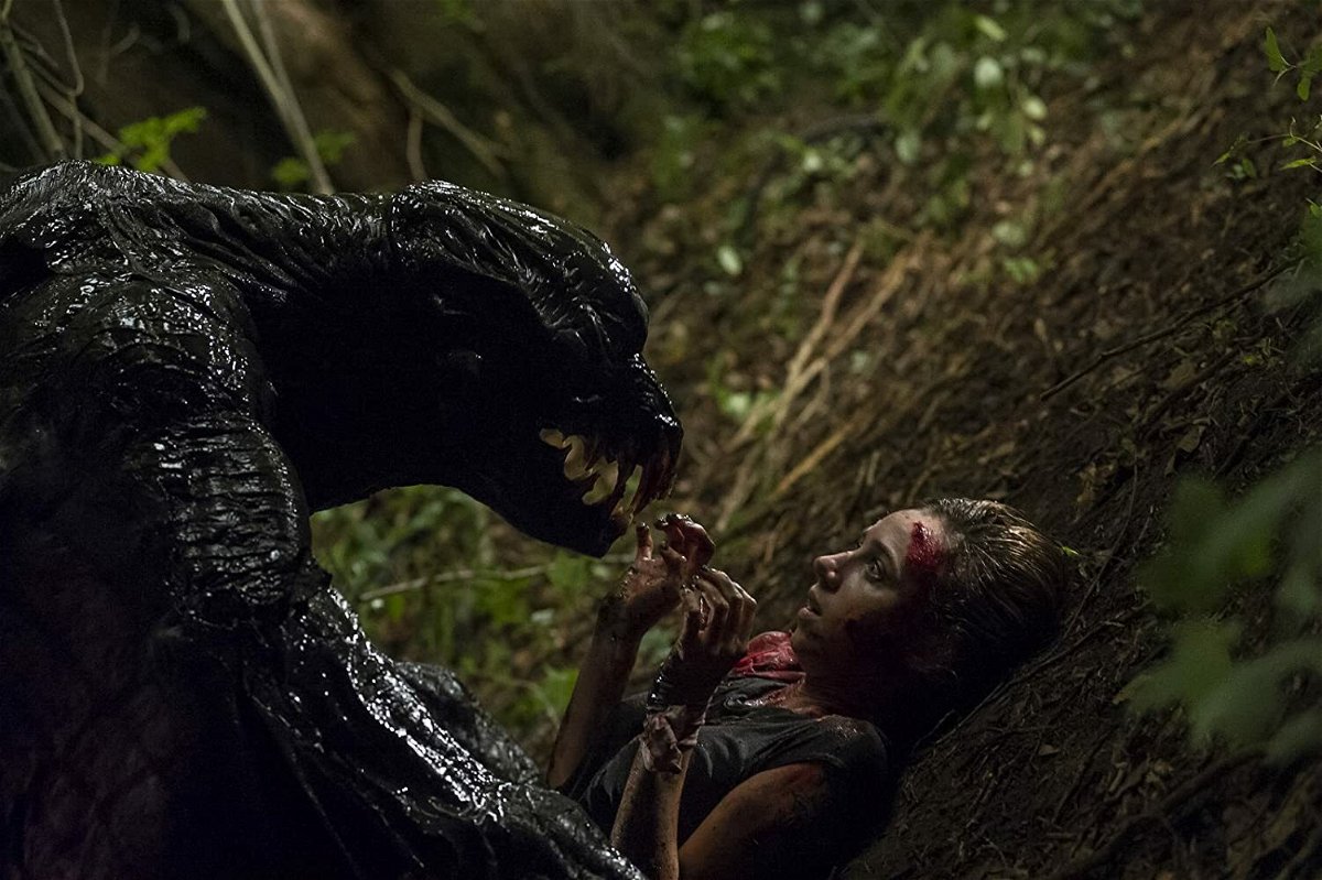 Zoe Kazan attaccata dal mostro in una scena del film The Monster