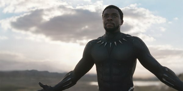 Chadwick Boseman nei panni di Black Panther nel film omonimo