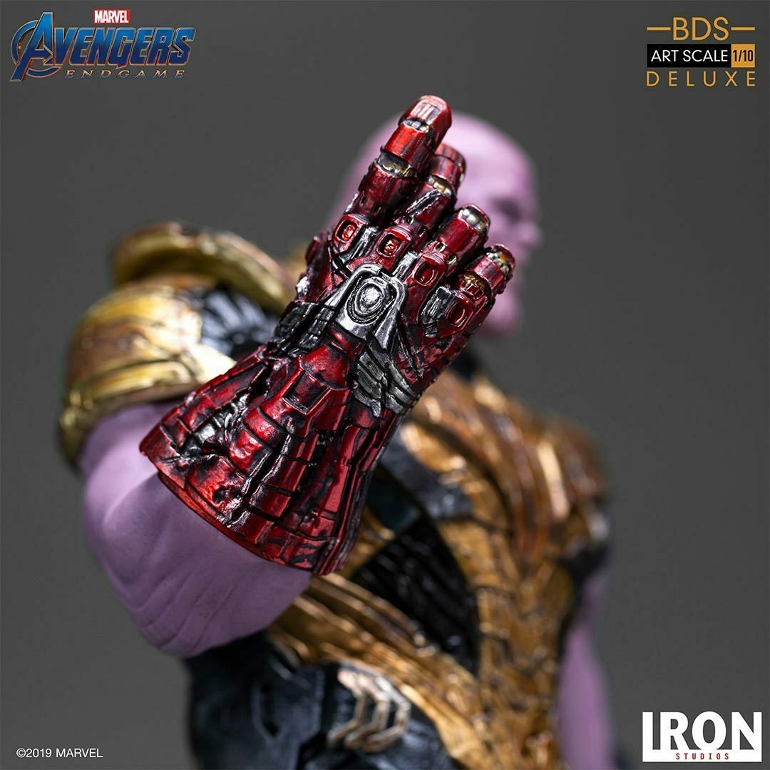 La statua di Thanos di Iron Studios - il dettaglio del guanto dell'infinito