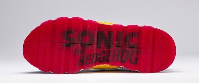 Il logo di Sonic campeggia sulla suola delle scarpe