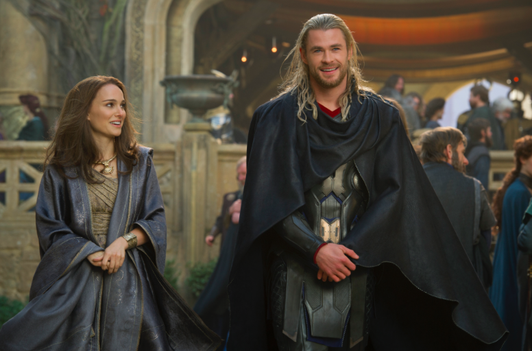 Thor e Jane Foster in una scena d'amore