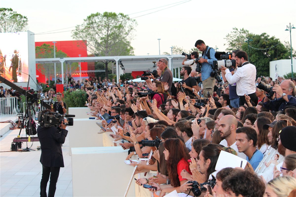 Il pubblico saluta e fotografa Jennifer Lawrence sul red carpet di Venezia 74