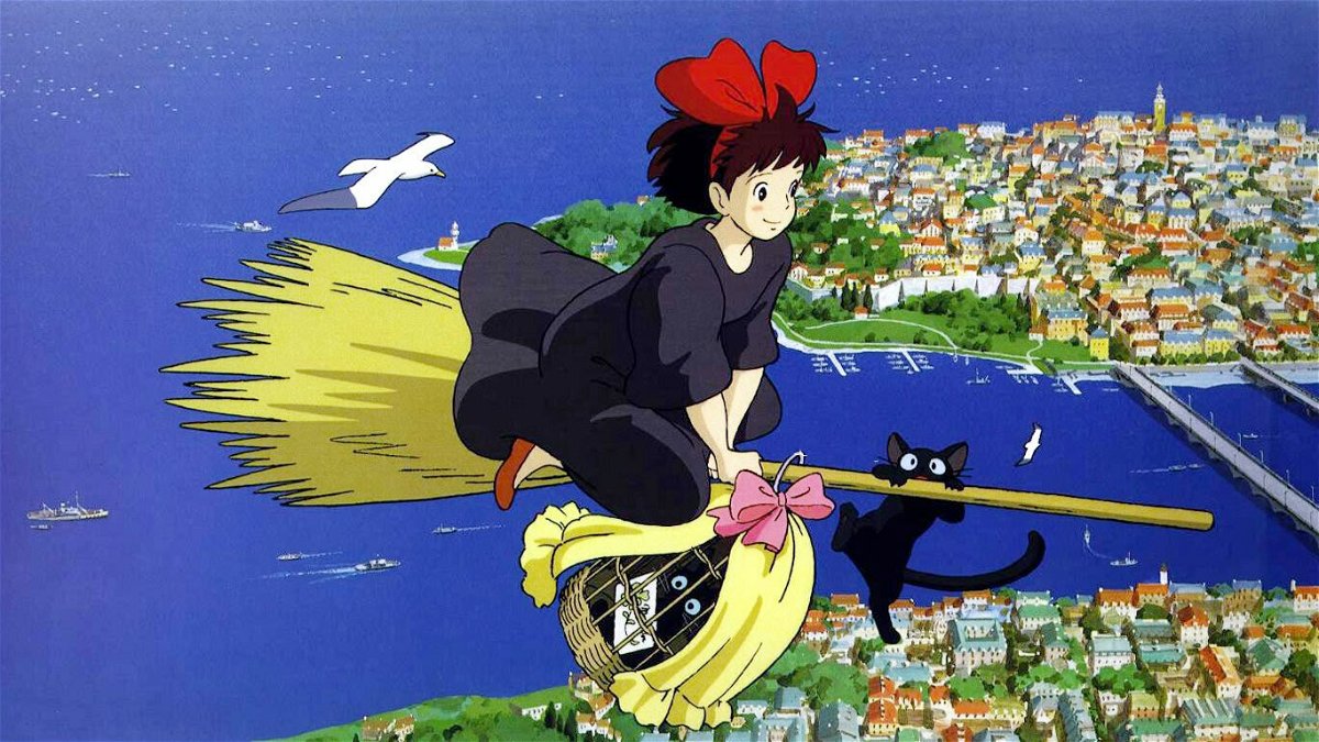 Kiki vola sopra una cittadina di mare a cavallo di una scopa, in compagnia del suo fedele gatto nero