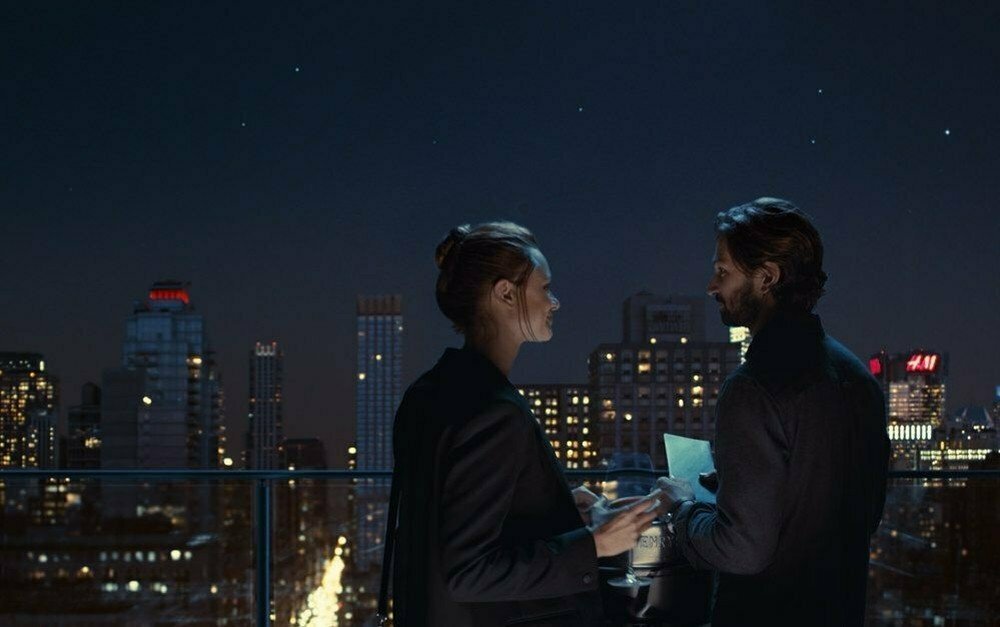 Dylan e Sarah non hanno occhi che per l'altro, indifferenti allo skyline notturno di New York