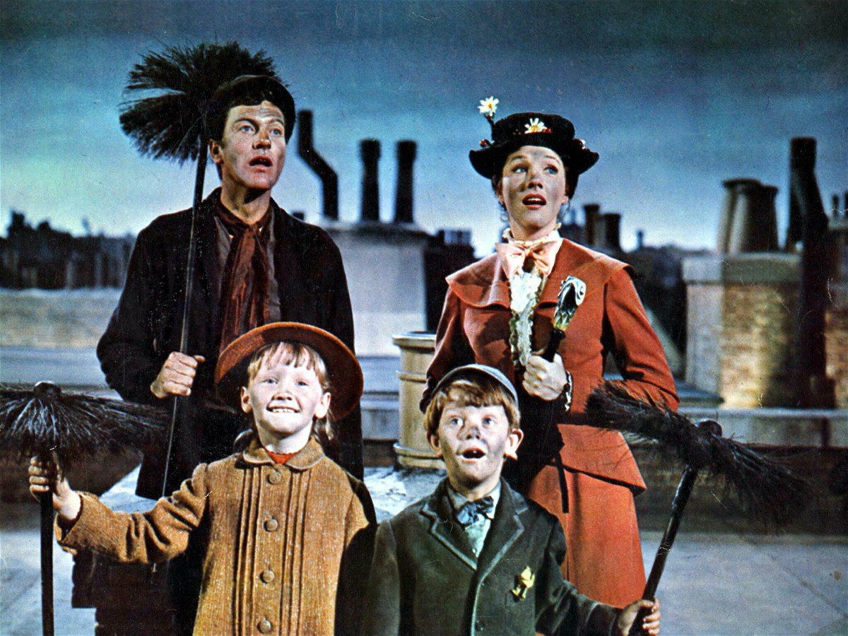 Una scena sui tetti di Londra con Mary Poppins, l'amico spazzacamino e i bambini