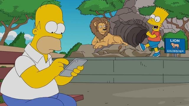 Homer in un'immagine della clip de I Simpson dedicata alla Pokémon GO mania