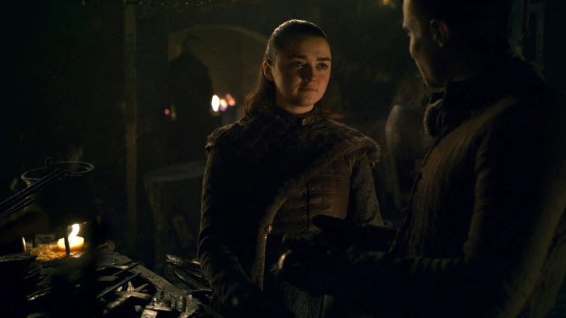 Maisie Williams e Joe Dempsie in Game of Thrones 8x01