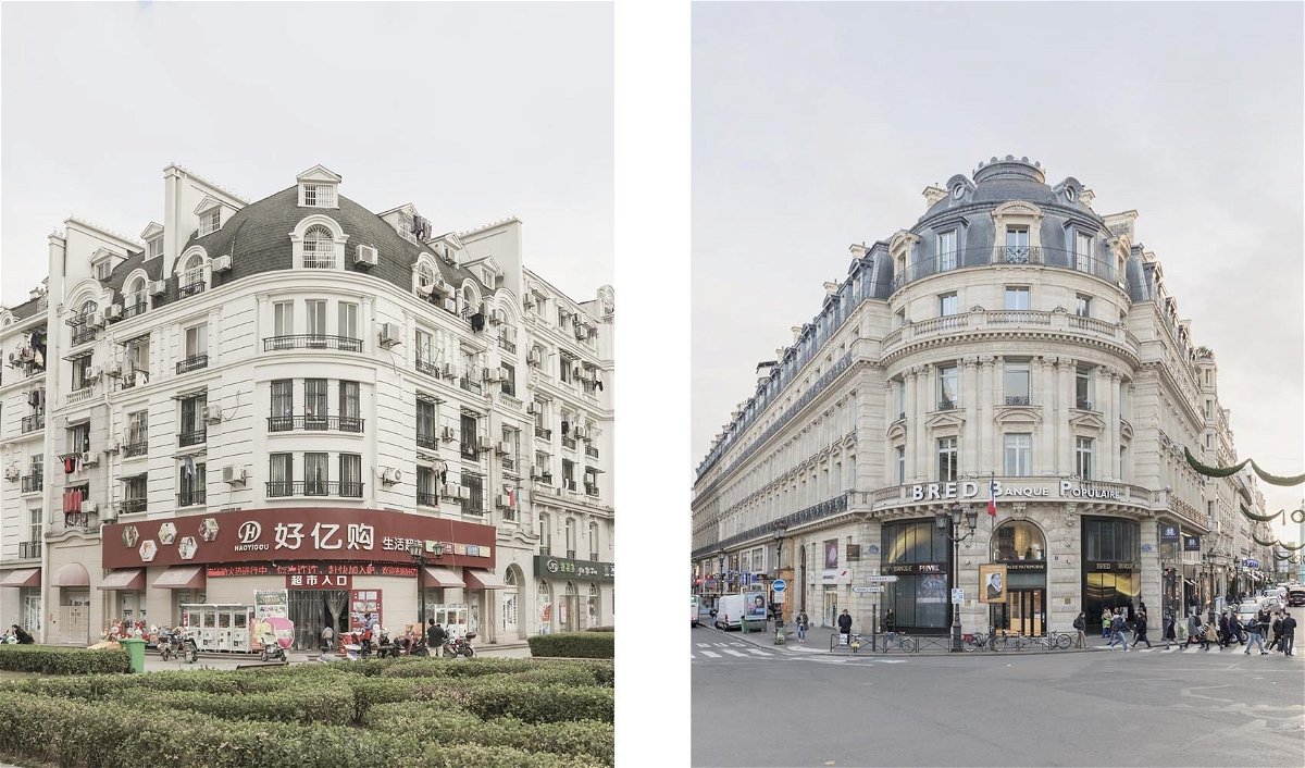 La facciata di un palazzo a Tianducheng (sinistra) su ispirazione di quello di Parigi (destra) negli scatti di François Prost 
