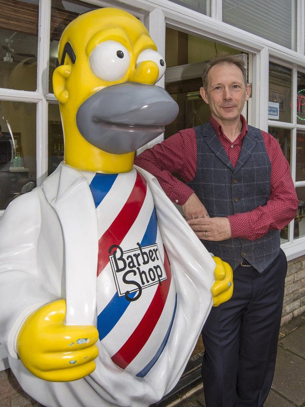 Homer Simpson barbiere nel Surrey: la statua