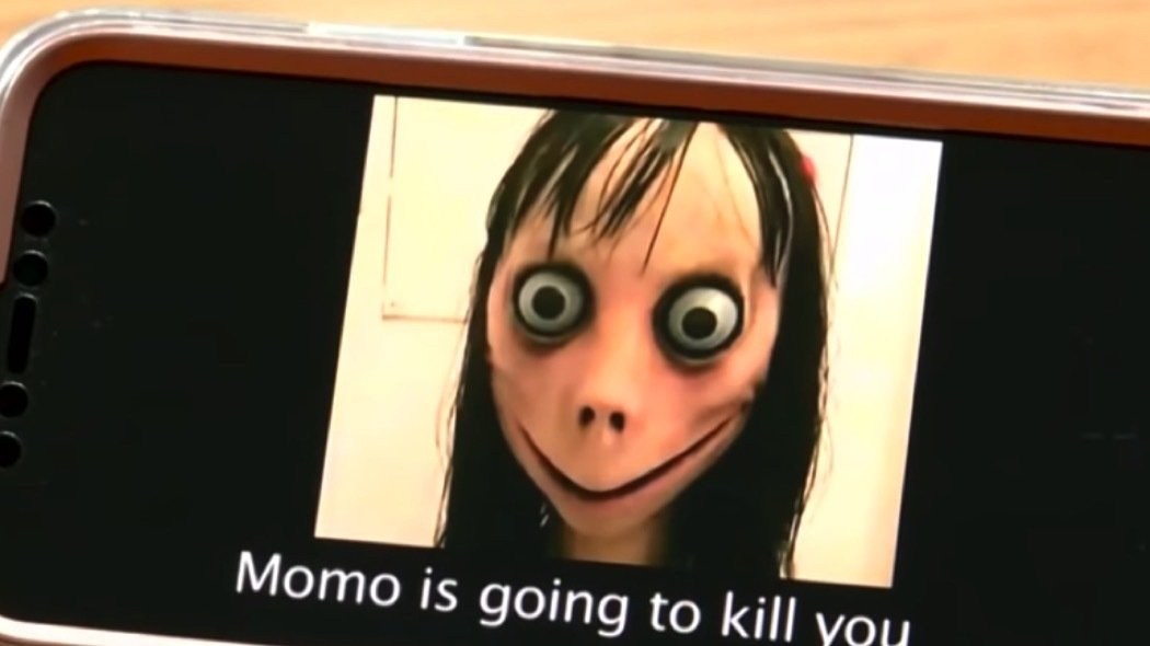 Lo schermo di uno smartphone è invaso dalla Momo Challenge