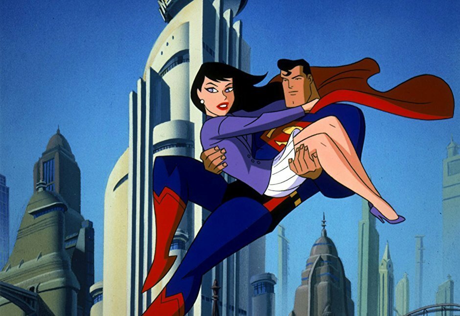 Superman porta in braccio in volo Lois Lane, sullo sfondo di Metropolis