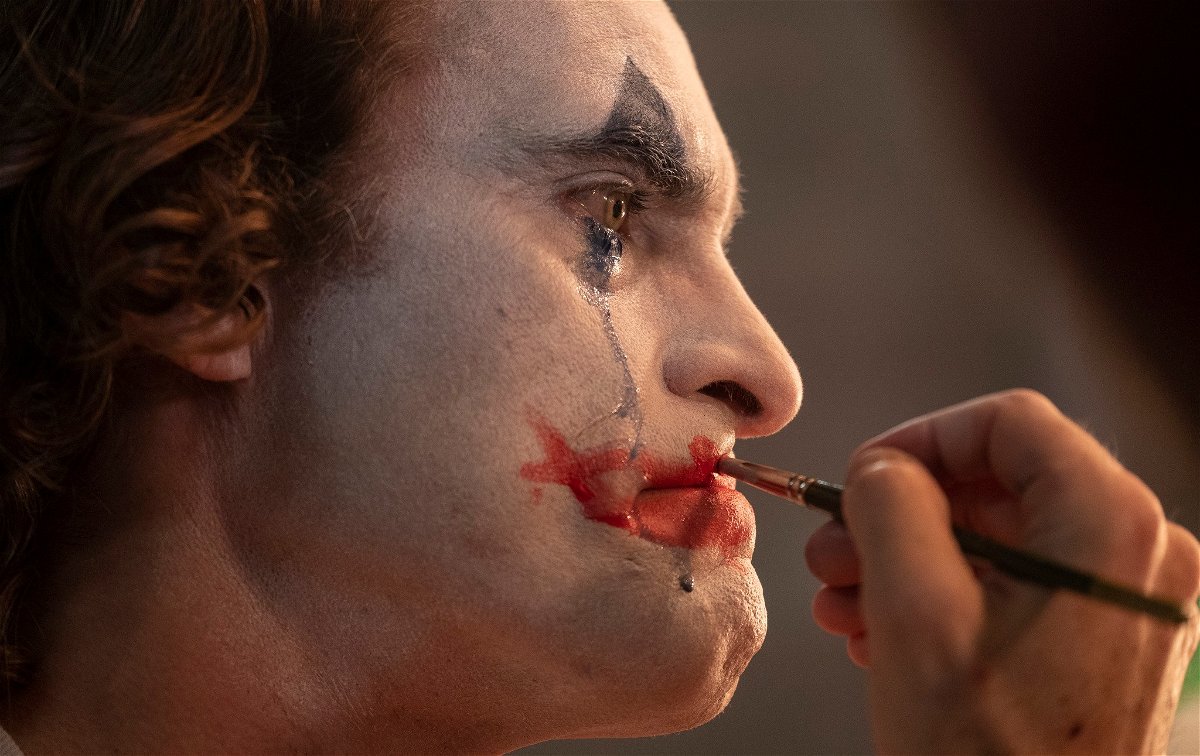 Una scena di Joker in cui il protagonista si trucca piangendo