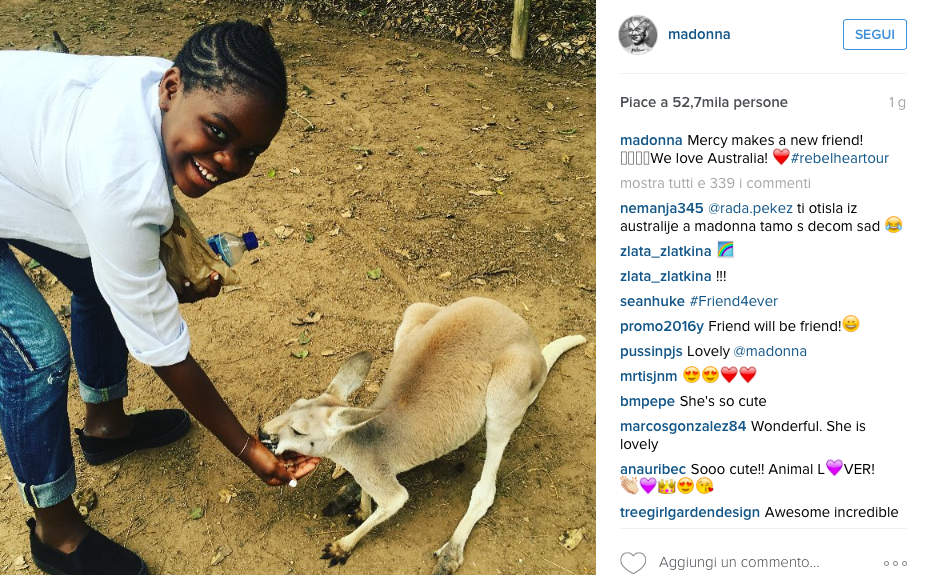 Foto di Mercy con canguro postata da Madonna su Instagram