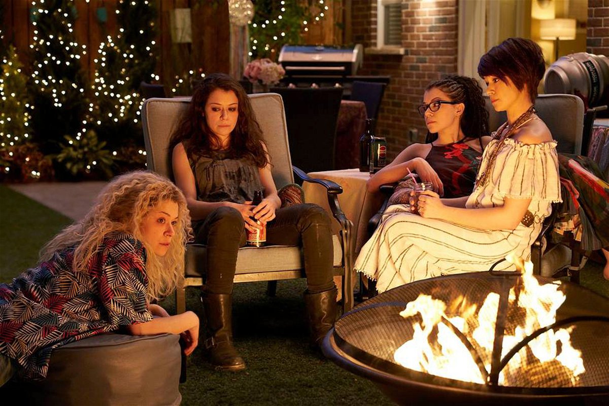 Helena, Cosima, Sarah e Allison sedute in giardino nel finale di serie