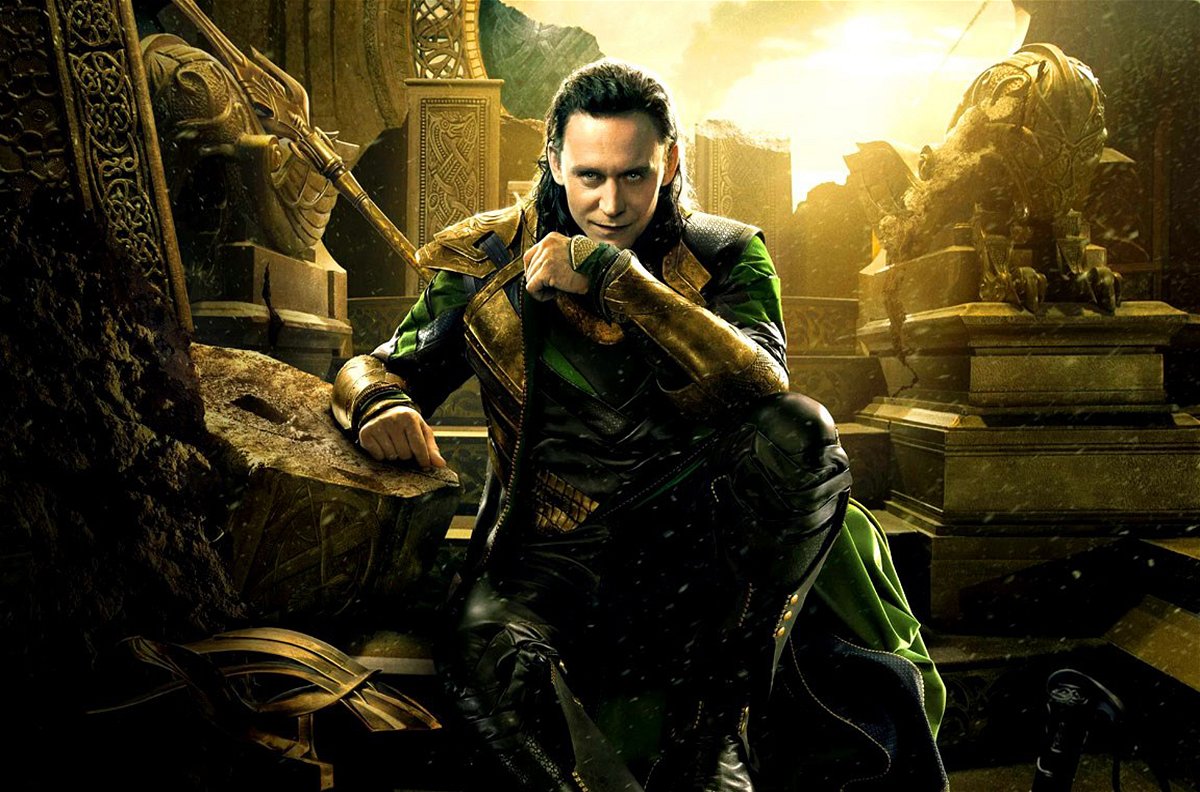 Loki, con un sorriso sul volto, è accovacciato. 