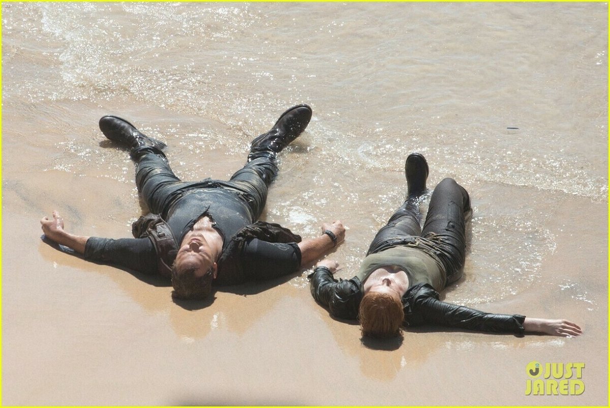 Chris Pratt e Bryce Dallas Howard esausti sul bagnasciuga durante una scena