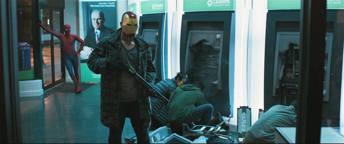 Uno screen della scena di Homecoming dove Spider-Man affronta dei ladri che indossano le maschere dei Vendicatori