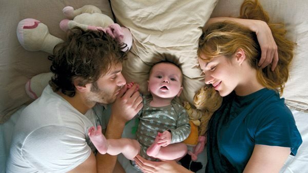Dueneo genitori con il bimbo nel lettone nel film Travolti dalla cicogna