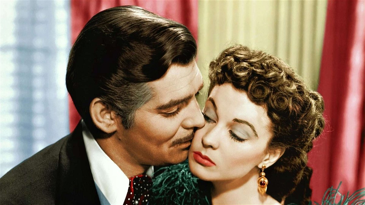 Vivien Leigh e Clark Gable in una scena del film Via col vento diretto da Victor Fleming.