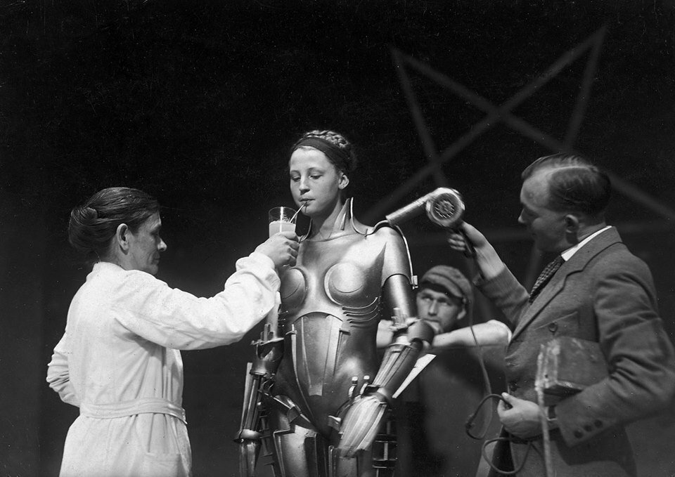 Brigitte Helm sul set di Metropolis