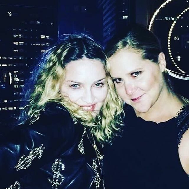 Madonna abbraccia Amy Schumer per un selfie