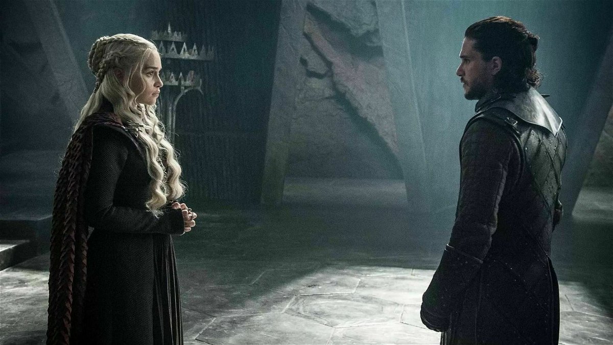 Emilia Clarke e Kit Harrington sul set di Game of Thrones