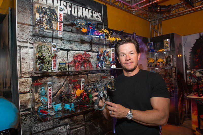Mark Wahlberg e alcune delle action figure ispirate a Transformers - L'ultimo cavaliere