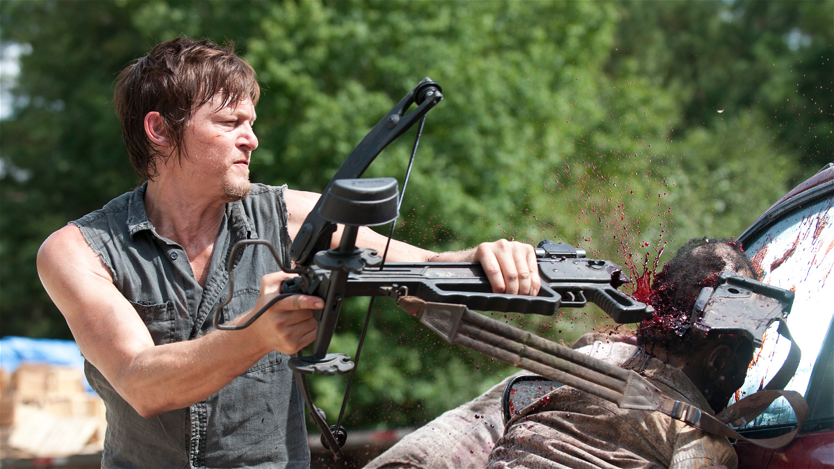 Daryl uccide uno zombie spaccandogli il cranio