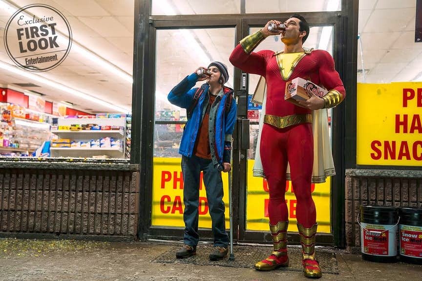 Zachary Levy in costume da Shazam (a dx.) e Jack Dylan Grazer nei panni di Freddy Freeman, mentre escono da un supermarket