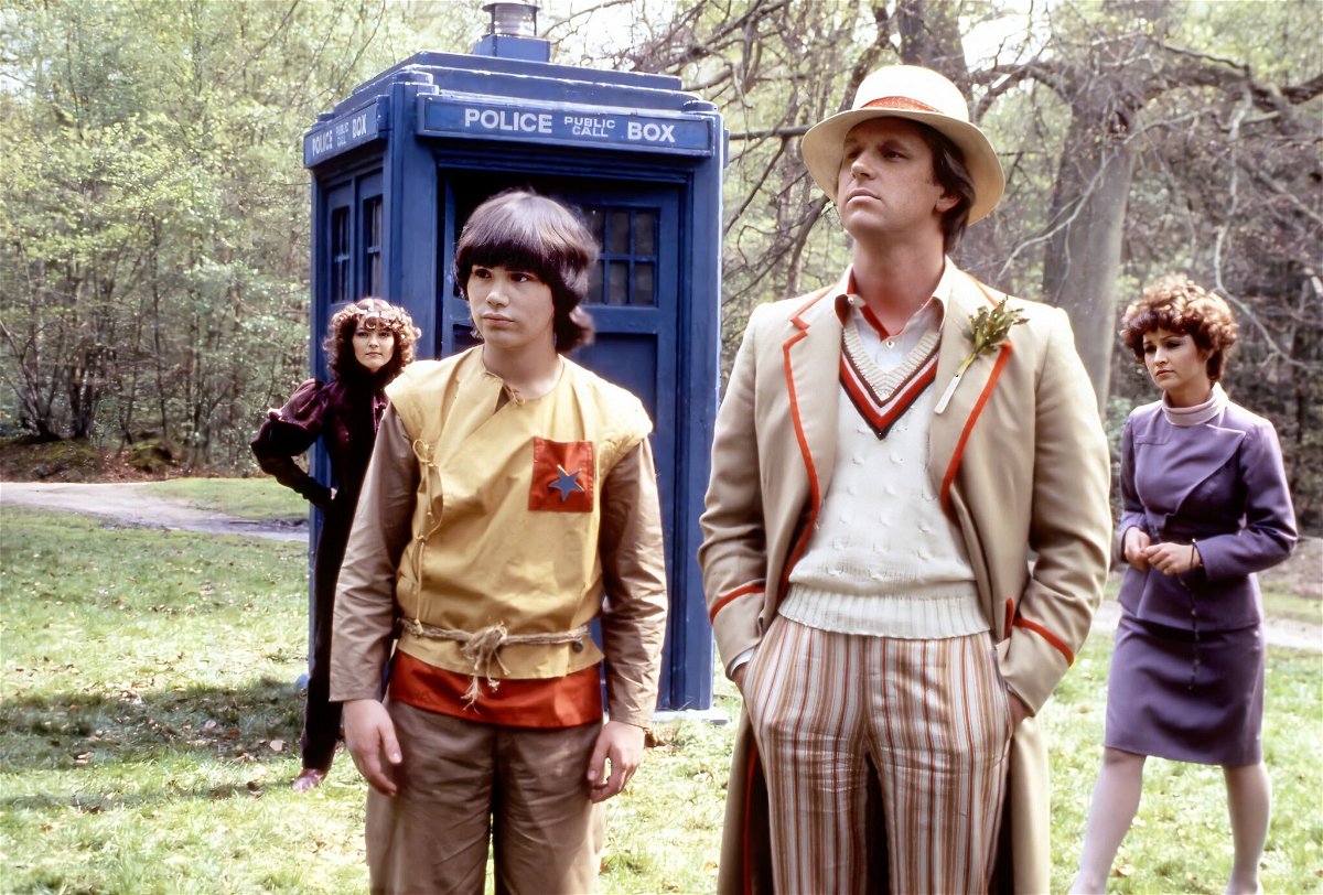 Peter Davison nel ruolo del Dottore di fronte al TARDIS